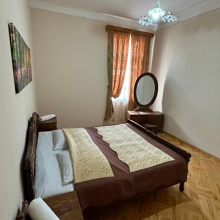 Host N1 Apartment Кутаиси Екстериор снимка